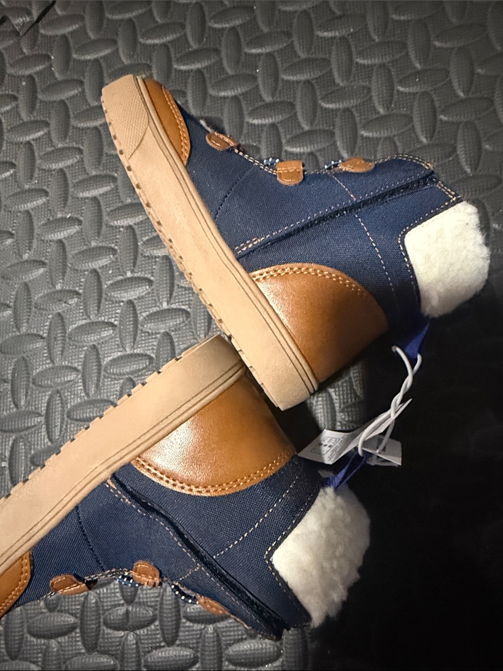 Old Navy Navy and Brown Sherpa-Lined Kids Winter Boots - Picture 4 of 4